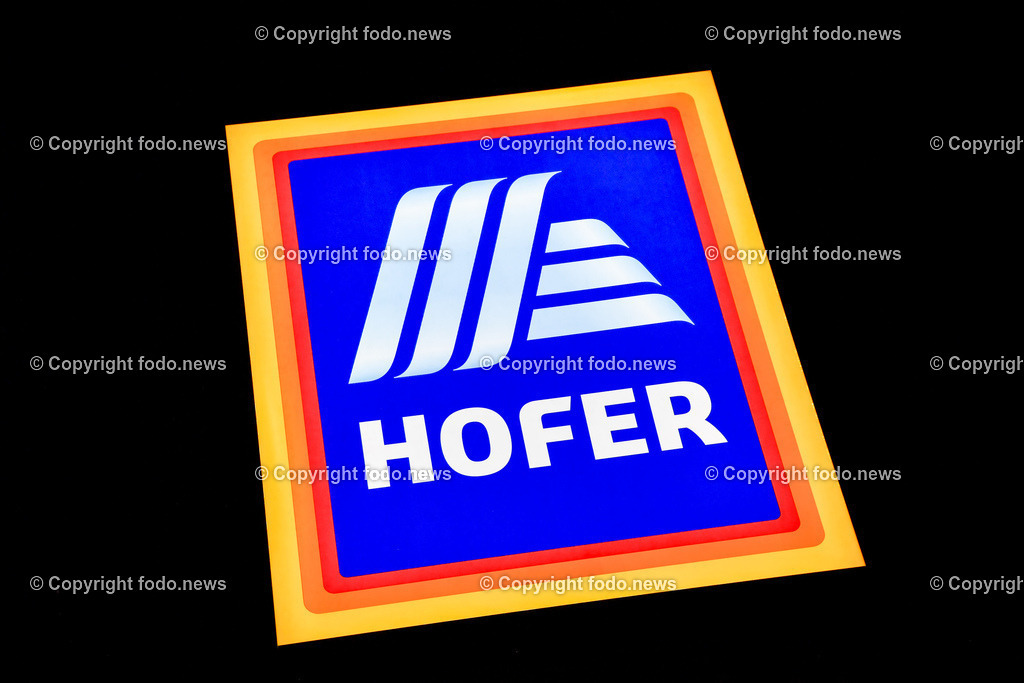 Hofer_ 05.12.2022-4 | 05.12.2022, Linz, AUT, Hofer, Lebensmittel, im Bild Hofer, Lebensmittel, Lebensmittelmarkt, einkaufen, Schild, Leuchtreklame, Werbung, Symbolbild, Feature