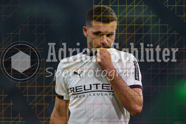 Borussia Mönchengladbach vs Karlsruher SC - DFB-Pokal 2. Runde | Mönchengladbach, Deutschland, 28.10.25:   Kevin Stöger (Borussia Mönchengladbach) gestikuliert, Gestik waehrend des Spiels der DFB-Pokal 2. Runde zwischen Borussia Mönchengladbach vs Karlsruher SC im Stadion im Borussia Park(Foto von Brauer-Fotoagentur / Adrian Schlueter)