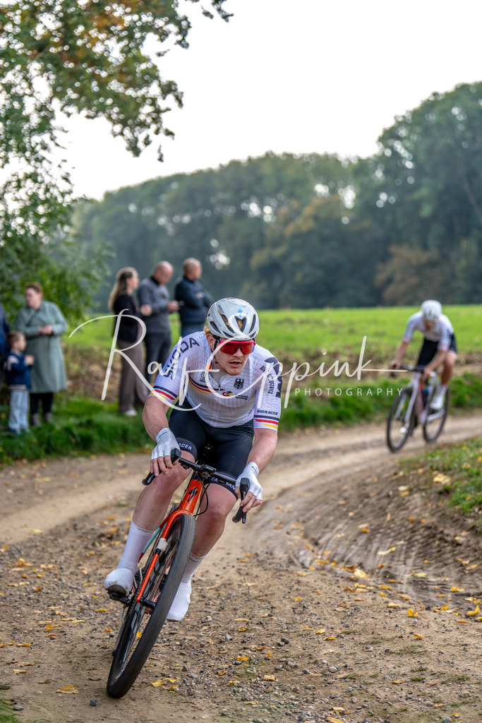Ralf Eppink Photography 20251012_DSC02836 | Sportfotografie, Eventfotografie, Porträtfotografie, Radsport Fotograf, Triathlon Fotograf, Düsseldorf Fotograf, Köln Fotograf, Actionfotografie, Teamfotografie, Peoplefotografie, Business Portraits, Veranstaltungsfotografie, Reportagefotografie - Realisiert mit Pictrs.com