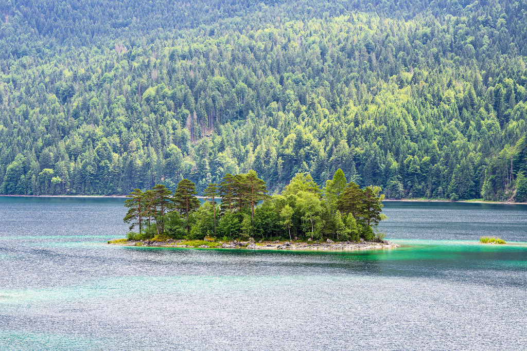 Insel im Eibsee bei Garmisch-Partenkirchen in Bayern | Insel im Eibsee bei Garmisch-Partenkirchen in Bayern.