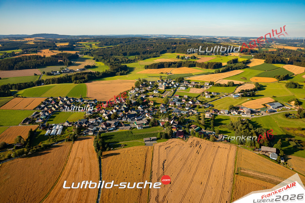 Das Luftbild zeigt : Hohenberg Marktleugast - Die Luftaufnahme wurde 2024 vom UL-Flugzeug aus erstellt ( keine Drohne ) - Hochauflösende Luftaufnahme - Für grossformatige Ausdrucke geeignet. Die Geschenkidee !Mit Lizenz und Bildrechte bestellbar