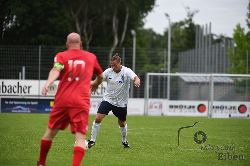 SV Brake Ü40-BW Bümmerstede (Ü40) | Kreispokal Finale Jade-Weser-Hunte Ü40; SV Brake Ü40 (rot)-BW Bümmerstede Ü40 (weiß) am 15.06.2025 in Rastede (Sportanlage Köttersweg), Photo: Philip Eiben 2025 - Realisiert mit Pictrs.com