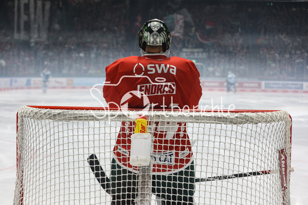 Augsburger Panther - Straubing Tigers | Dennis ENDRAS (AEV #44) macht vor der Partie gegen Straubing noch sein Ritual