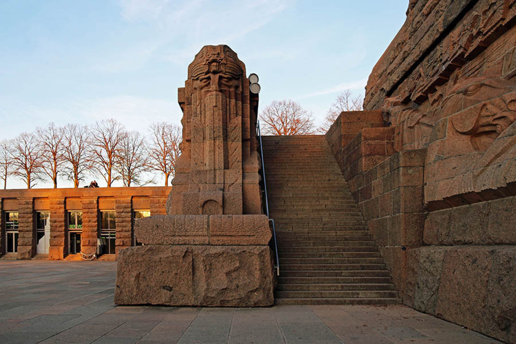 Foto: Leipzig - Völkerschlachtdenkmal - Barbarossa am Treppenaufgang | Das Team hinter BILDLEXIKON LEIPZIG bündelt historische wie aktuelle Informationen über die Stadt Leipzig in Text und Bild auf einer Plattform und stellt diese der interessierten Öffentlichkeit zur Verfügung.