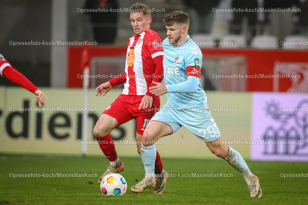 RWE06012401058 | 06.01.2024, Essen, Fußball, Herren, Stadion an der Hafenstraße, Testspiel, Rot-Weiss Essen – 1. FC Köln:  Jan Thielmann (1.FC Köln) behauptet sich gegen Essens Nils Kaiser (Rot-Weiss Essen) und schießt den Ball zum 4:4 Ausgleich auf das Tor. 
DFB regulations prohibit any use of photographs as image sequences and or quasi-video.