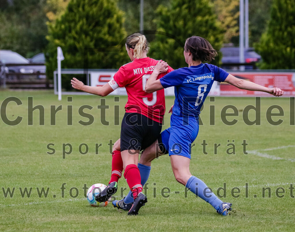 2023-10-07_057_FC_Langengeisling_gegen_MTV_Diessen_Ammersee | Erding, Deutschland, 07.10.2023:
Fußball, Bezirksoberliga 2023 / 2024, 6. Spieltag, FC Langengeisling gegen MTV Diessen/Ammersee, Endergebnis: 0:3

Sophie Bauer (MTV Diessen/Ammersee, #5), Melanie Schöffmann (FC Langengeisling, #8)

Foto: Christian Riedel / fotografie-riedel.net