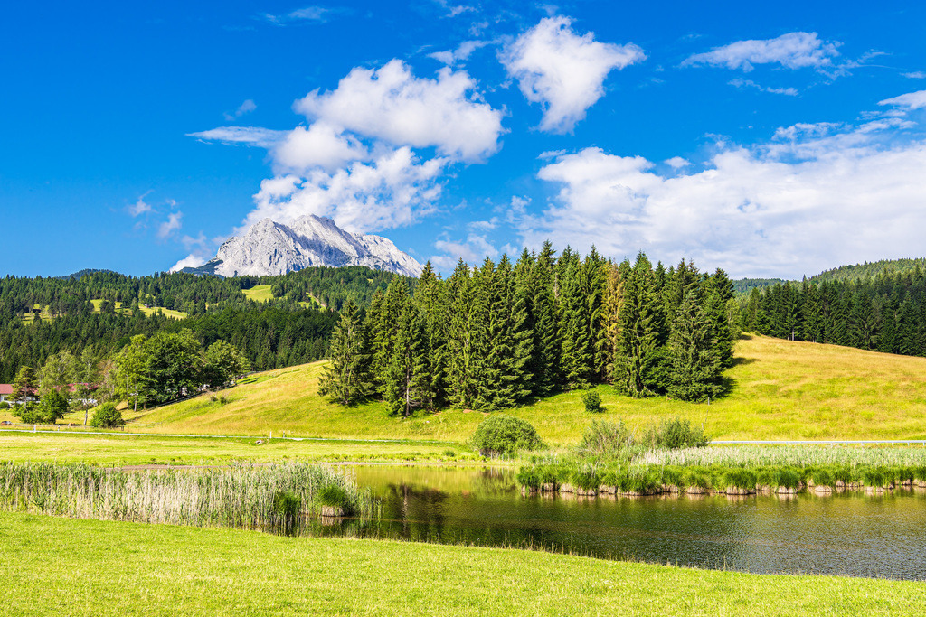 Landschaft mit See und Wettergebirge nahe Mittenwald in Bayern | Landschaft mit See und Wettergebirge nahe Mittenwald in Bayern.