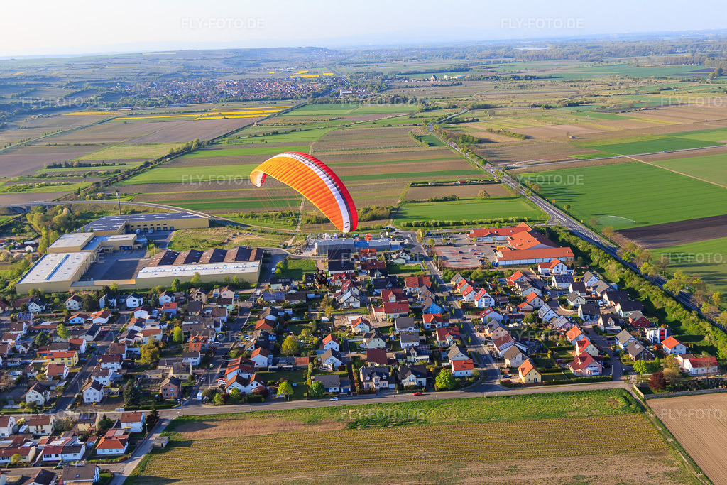Luftbild: Gewerbegebiet Nossener Straße mit TST GmbH in Alsheim im Bundesland Rheinland-Pfalz in Deutschland. Foto: IMG_077635.jpg vom 23.04.2015 durch Werner Riehm/FLY-FOTO.deTST Logistics | Herzblut für Logistik - Logistik einfach machen