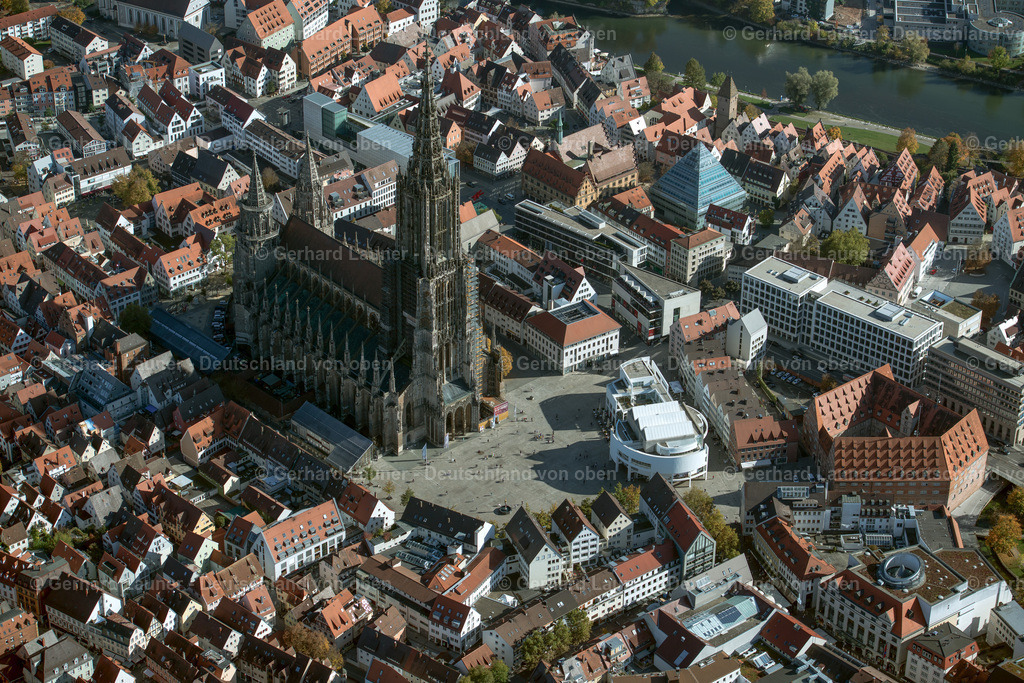 3705021 | Das im gotischen Baustil errichtete Ulmer Münster ist eine  Stadtkirche in Ulm. Sie ist die Pfarrkirche der Evangelischen Münstergemeinde Ulm. Das Ulmer Münster ist der größte evangelische Kirchenbau Deutschlands. Der 1890 vollendete 161,53 Meter hohe Turm ist der höchste Kirchturm der Welt.