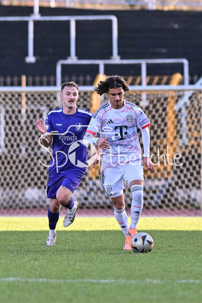 TSV Schwaben Augsburg - FC Bayern Amateure | AUGSBURG, GERMANY - 29. NOVEMBER: im Duell Maximilian HEISS (TSV Schwaben Augsburg 7) und Adin LICINA (FC Bayern München II 8) beim Ligaspiel zwischen dem TSV Schwaben Augsburg und den Amateuren des FC Bayern am 20. Spieltag der Regionalliga Bayern im Rosenaustadion