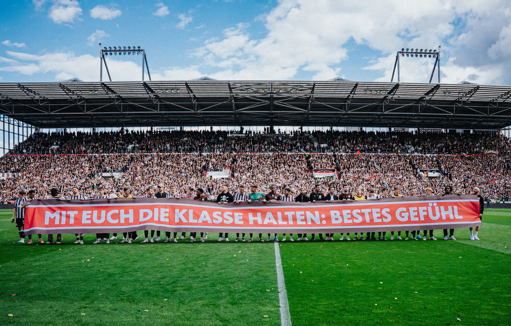 DSC09152 | Der offizielle Shop für FC St. Pauli Fotos. Wähle aus Spielszenen & Fanmomenten dein FCSP Wunschformat. Wir liefern Millerntor-Atmosphäre.