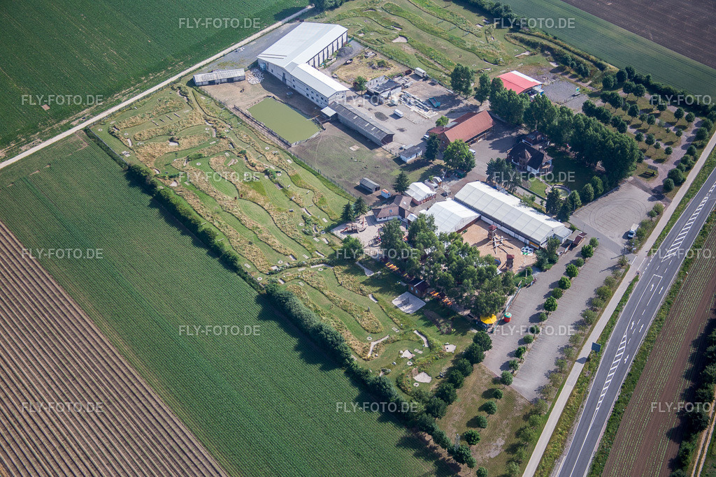 Zelt der Freiluft- Gaststätte  Adamshof und Fussgolf-Anlage Kandel | Luftbild: Zelt der Freiluft- Gaststätte  Adamshof und Fussgolf-Anlage Kandel in Kandel im Bundesland Rheinland-Pfalz in Deutschland. Foto: IMG_081038.jpg vom 14.06.2015 durch Werner Riehm/FLY-FOTO.de - Realisiert mit Pictrs.com