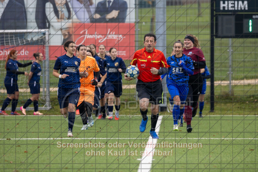 20251109_110023_0011 | #,TSV Eschenbach (blau) vs. ASV Eislingen (dunkelblau), Fussball, Frauen-Quali Bezirksliga - Bezirk Neckar/Fils, 08. Spieltag, Saison 2025/2026, Kunstrasenplatz, Schlater Straße, 73107 Eschenbach, 09.11.2025 - 11:00 Uhr,Foto: PhotoPeet-Sportfotografie/Peter Harich