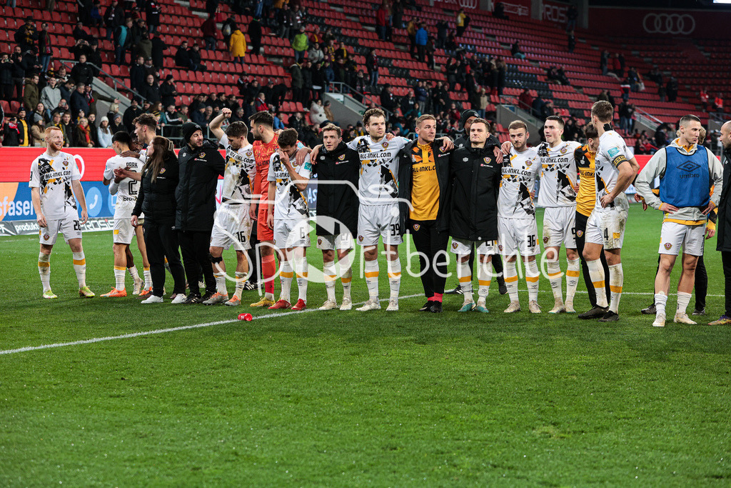 FC Ingolstadt - Dynamo Dresden | Das Team aus Dresden feiert zusammen mit den Fans den Sieg in Ingolstadt