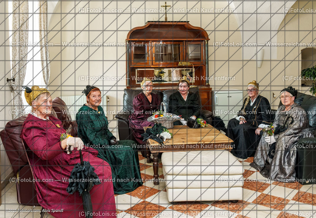 _ALP2732_Feierlicher Einzug | XLI. CHOPIN-Festival - Kartause Gaming, Fr 15. Aug. 2025, 15.30 Uhr, FEIERLICHER EINZUG in den Prälatenhof der Kartause Gaming, MUSIKKAPELLE GAMING - Kapellmeister: Andreas Kalteis, GOLDHAUBEN- UND TRACHTENGRUPPE LACKENHOF, Chor 'Resonans con Tutti' - Chorleitung: Arlena und Waldemar Galazka.