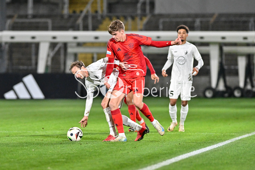 FC Bayern Amateure - TSV Schwaben Augsburg | im Duell Nicola Della SCHIAVA (TSV #3) und Guido DELLA ROVERE (FC Bayern München II #11) / zweikampf / Regionalliga Bayern: FC Bayern Muenchen II - TSV Schwaben Augsburg, Gruenwalder Stadion am am 25.10.2024
