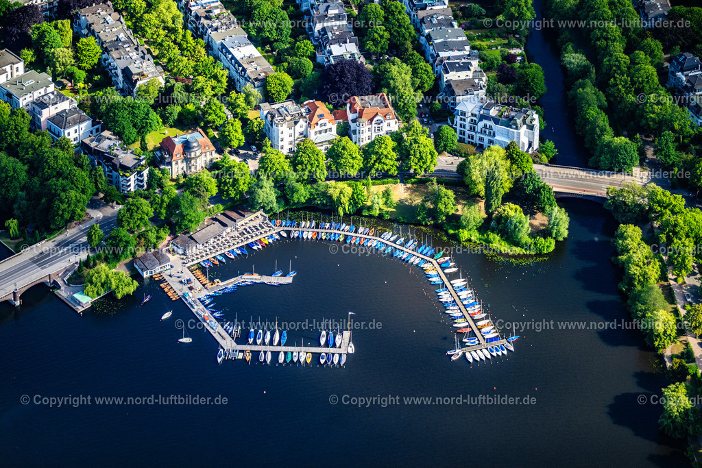 Hamburg_Alster_Boote_Segelgemeinschaft_Hamburg_Ev_ELS_2558240525 | HAMBURG 24.05.2025 Sportboot- Anlegestellen und Bootsliegeplätzen Segelgemeinschaft Hamburg E.V. am Uferbereich der Außenalster der Fernsicht im Ortsteil Winterhude in Hamburg, Deutschland. // Pleasure boat marina with docks and moorings on the shore area of Aussenalster on Fernsicht in the district Winterhude in Hamburg, Germany. Foto: Martin Elsen