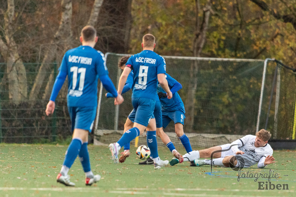 GVO Oldenburg-WSC Frisia | Herren Bezirksliga 2; GVO Oldenburg (weiß)-WSC Frisia Wilhelmshaven (blau) am 16.11.2025 in Oldenburg (Sportanlage GVO); Photo: Philip Eiben 2025 - Realisiert mit Pictrs.com