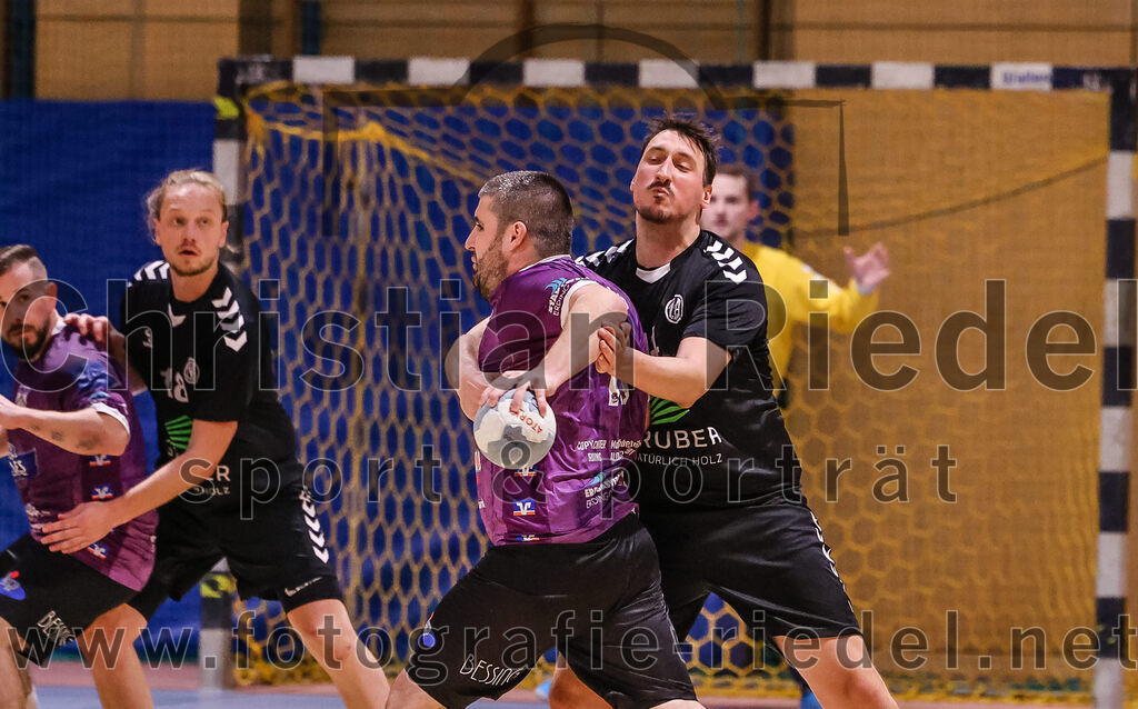 2024-11-09_069_SpVgg_Altenerding_gegen_TV_Altoetting | Erding, Deutschland, 09.11.2024:Handball, Bezirksoberliga Männer 2024 / 2025, 6. Spieltag, SpVgg Altenerding gegen TV Altötting, Endergebnis: 26:22Christian Loris (SpVgg Altenerding, #11), Stefan Baaken (TV Altötting, #14)Foto: Christian Riedel / fotografie-riedel.net