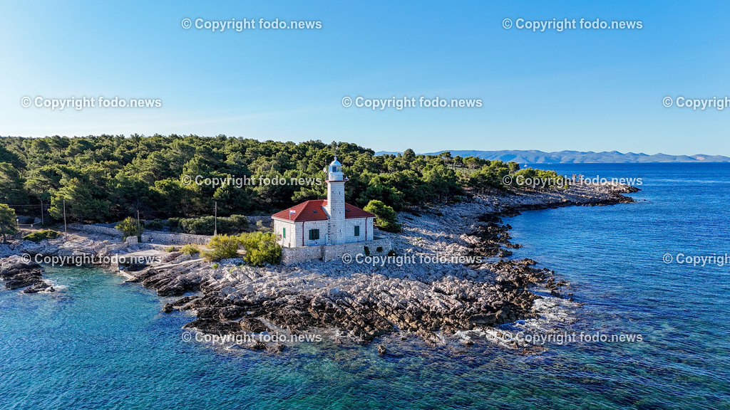 Kroatien_ Brac_ Insel in Dalmatien_ Milna_ 18.07.2025-10 | 18.07.2025, Kroatien, HRV, Brac, Insel in Dalmatien, Milna im Bild Themenbild, Leuchtturm Razanj an der Westseite von Brac und weist Schiffen den Weg durch die Splitska vrata, einen der belebtesten dalmatinischen Kanaele, Luftaufnahme, Drohne, Feature, Symbolbild