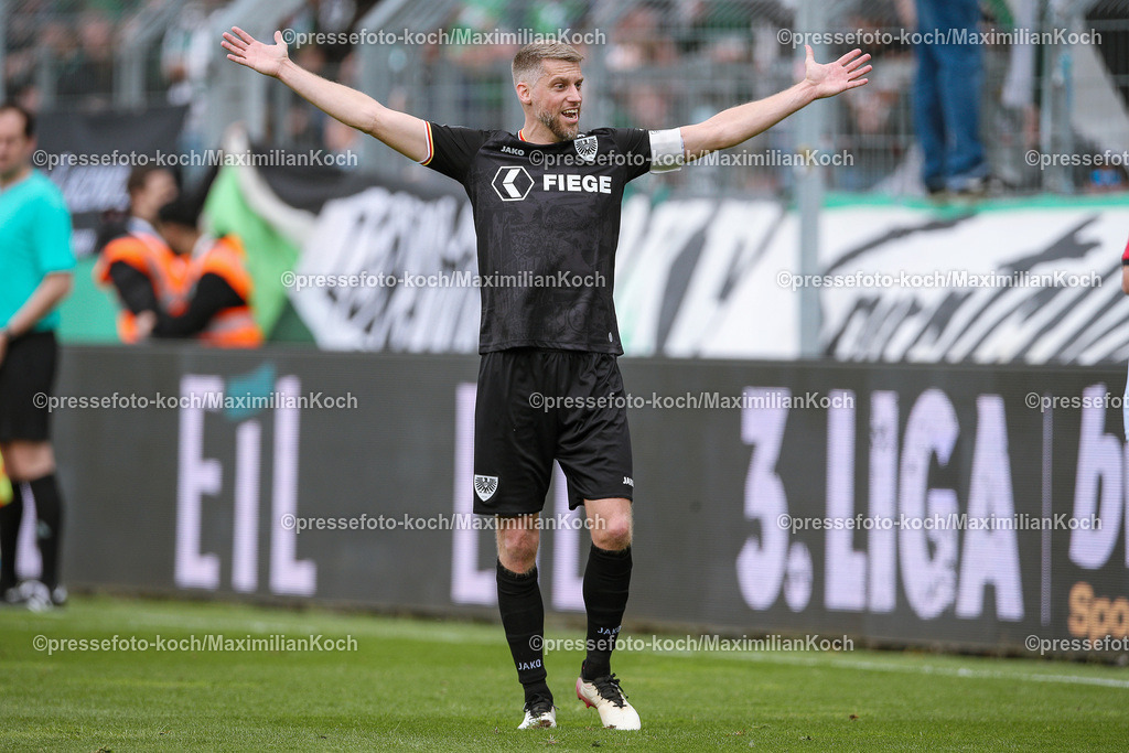Koe3Liga27042401016 | 27.04.2024, Köln, Fußball, bwin 3. Liga Herren, Sportpark Höhenberg, 35. Spieltag, Saison 2023 2024, FC Viktoria Köln – Preußen Münster: Marc Lorenz (Preußen Münster) steht gestikulierend auf dem Spielfeld. 
DFB regulations prohibit any use of photographs as image sequences and or quasi-video.