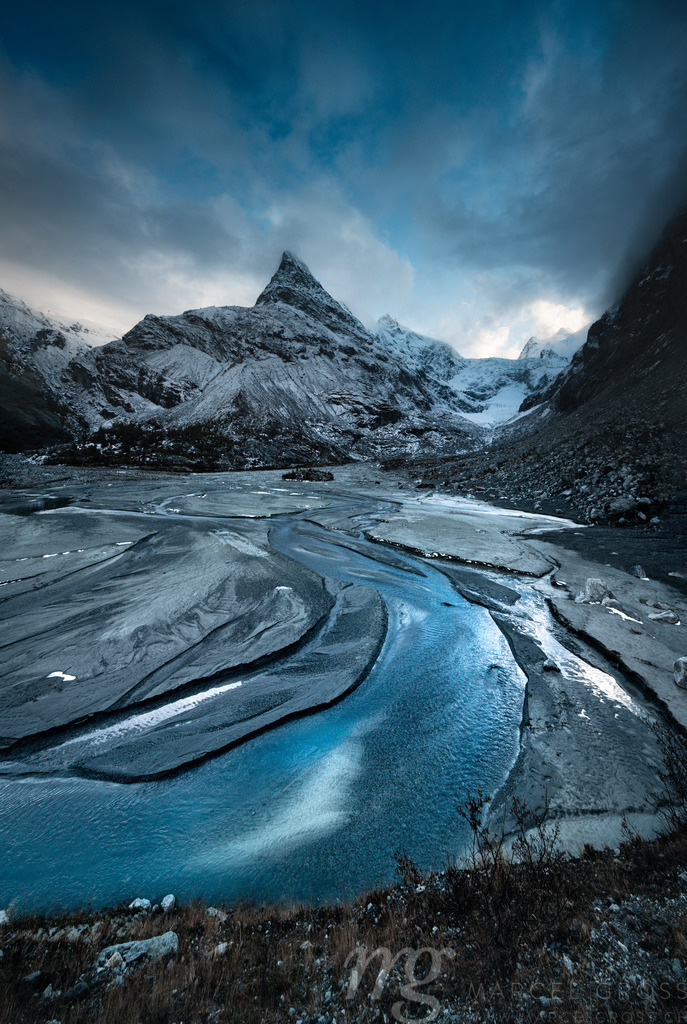 wild meandering glacial river in Ferpecle, with impressive peak of Mont Miné in Valais | Die ideale Geschenkidee für Naturliebhaber. Naturbilder von Marcel Gross Photography für ihr Zuhause in den verschiedensten Formaten und Materialien. - Realisiert mit Pictrs.com