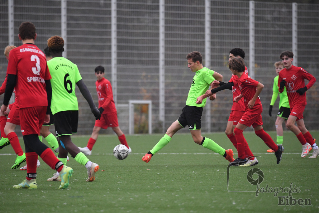JFV Edewecht-Osnabrücker SC | C-Jugend Landesliga; JFV Edewecht (grün)-Osnabrücker SV (rot) am 18.11.2023; in Edewecht (Sportanlage Göhlenweg), Photo: Philip Eiben 2023 - Realisiert mit Pictrs.com