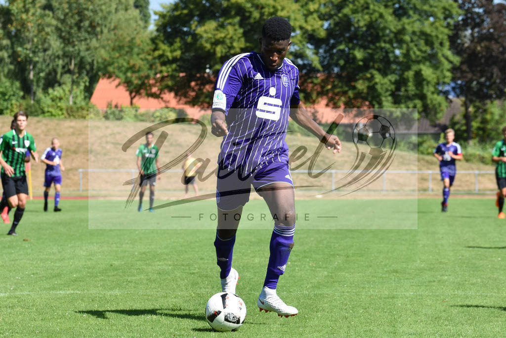 20180804_OSNSCP_0012 | Fußball, A-Junioren: Hakim Traore (VfL Osnabrück) in Aktion, am Ball, Einzelaktion beim Testspiel zwischen VfL Osnabrück vs. SC Preußen Münster am 04.08.2018 im Sportpark Illoshöhe in Osnabrück, Deutschland.(Foto von Nico Paetzel) - Realisiert mit Pictrs.com