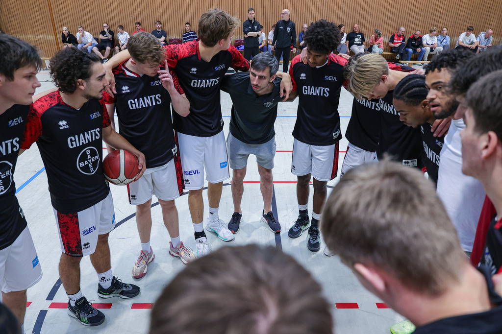 Regio Test BAYER GIANTS vs EN Baskets Schwelm-1 | Fotos von Basketballspielen aus dem Raum NRW fotografiert von Gero Mueller-Laschet und Daniel Schaefer - Realisiert mit Pictrs.com