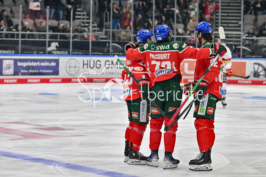 Augsburger Panther - Düsseldorfer EG | Jubel der Panther nach dem Treffer zum 1-0 durch Riley McCOURT (Augsburger Panther #72) / Freude / Happy / Tor / Torschuetze / DEL: Augsburger Panther - Düsseldorfer EG, Curt Frenzel Stadion am 13.12.2024