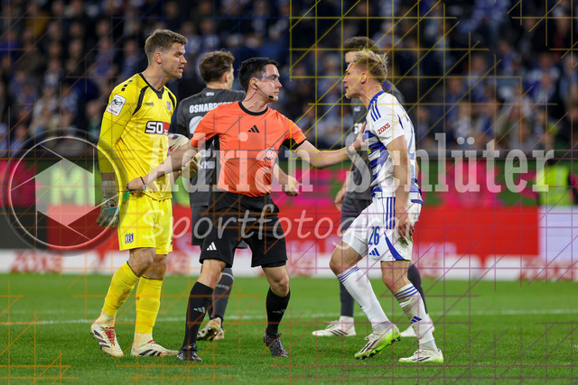 07.04.2026, GER, Fussball, Herren, 3. Liga, Saison 2025/2026, MSV Duisburg - VfL Osnabrück | Joshua Bitter (MSV Duisburg) regt sich nach einer provokation von Lukas Jonsson (Osnabrück) auf und Schiedsrichter Nico Fuchs geht dazwischen