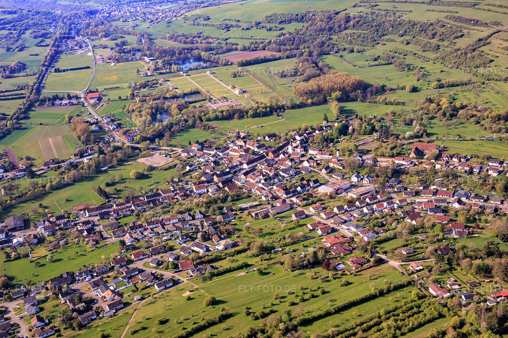 Luftbild: Ortsansicht von Nordosten im Ortsteil Reinheim in Gersheim im Bundesland Saarland in Deutschland.Foto: IMG_154918.jpg vom 18.04.2026 durch Werner Riehm/FLY-FOTO.deAuflösung des Originals: 5854 x 3902 px