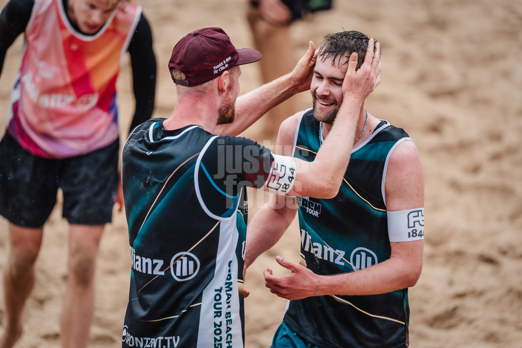 Beachvolleyball | Männer | Allianz German Beach Tour 2025 | Tourstop Hamburg | 29.05.2025 | v.l. Yannick Harms und Manuel Harms freuen sich nach dem Sieg