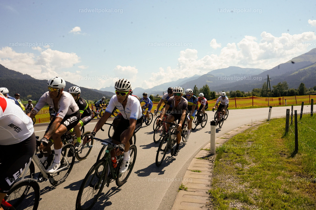 287_20230817_Bewerb_Maenner_Muehlanger | AUT - OESTERREICH, 2023-08-16: SPORT RENNRAD-FAHREN - 55. INTERNATIONALER RADWELTPOKAL IN ST. JOHANN IN TIROL  - Vintage-Radrennen mit WM-Bronze-Medaillen-Siegerin Christina Schweinberger, den Teilnehmer und Alexander Baumann (vom Orginastions-Team) - TAG 2 BEWERB MAENNER IN SECHS GRUPPEN  ; Foto: Roland Muehlanger