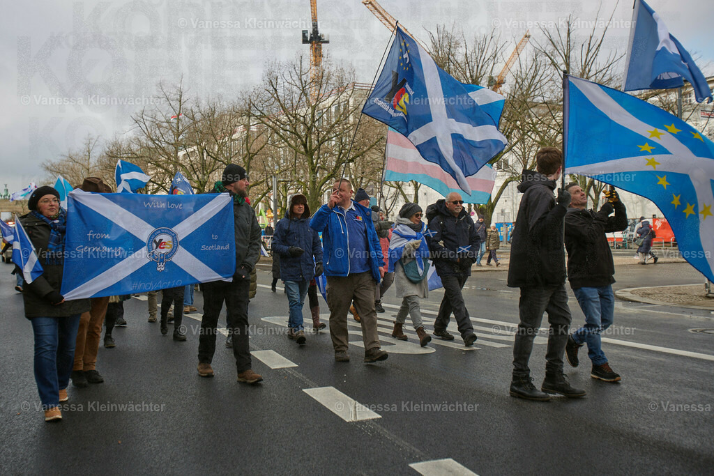 #IndyBerlin23 - Demonstration für schottische Unabhängigkeit | Rund 60 Personen ziehen am 11.03.2023 mit einer Demonstration vom Brandenburger Tor an der Britischen Botschaft vorbei zum Roten Rathaus, um die Unabhängigkeit Schottlands zu fordern.

On March 11, 2023, approx. 60 people rally in support of the Scottish independence, marching from Brandenburg Gate via the British Embassy to the Red Town Hall.  - Realisiert mit Pictrs.com