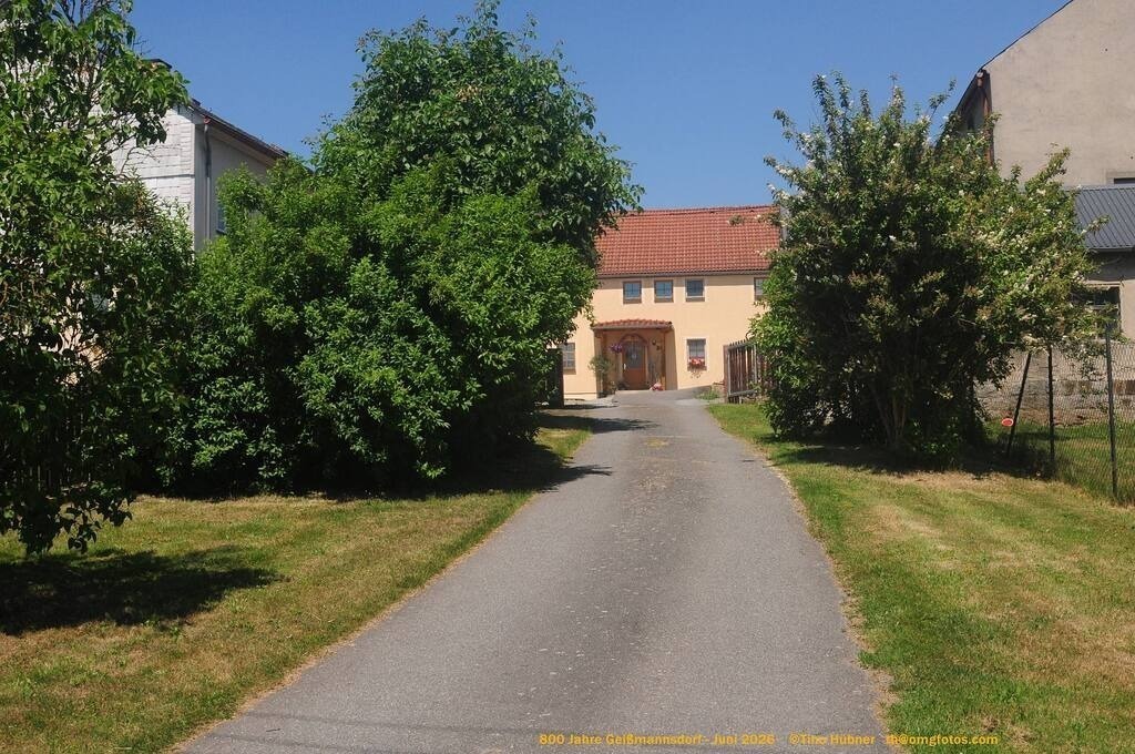 Geißmannsdorf-2026-Ortsbilder-364 | Geißmannsdorf bei Bischofswerda im Sommer 2026. Ein fotografischer Streifzug durch das Dorf Geißmannsdorf, mit Gebäuden, Straßen, Strohpuppen und geschmückten Vorgärten und Grundstücken anlässlich der 800-Jahr-Feier von Geißmannsdorf im Juni 2026 - Realisiert mit Pictrs.com
