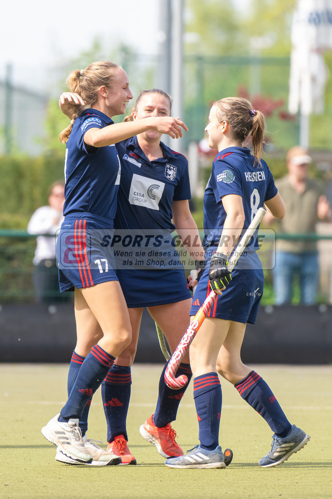 HK_20240413_100297 | 1. Bundesliga Hockey Damen Düsseldorfer HC - Zehlendorfer Wespen am 13.4.2024 DHC, Düsseldorf , Lisa Nolte ( Düsseldorfer HC #17 ) , Mabel Brands ( Düsseldorfer HC #7 ) , Friederike Heusgen ( Düsseldorfer HC #8 )