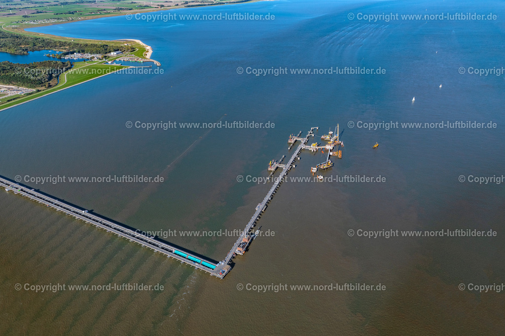 Wilhelmshaven_Baustelle_Anleger_für_LNG_Terminal_ELS_6079091022 | WILHELMSHAVEN 09.10.2022 Baustelle zum Neubau der Wasserbrücke mit Leitungssystemen des LNG Erdgas und Flüssiggas- Terminal und Entladekai an der Nordsee in Wilhelmshaven im Bundesland Niedersachsen, Deutschland. Weiterführende Informationen bei: Depenbrock Bau GmbH & Co. KG,  Niedersachsen Ports GmbH & Co. KG,  TES Tree Energy Solutions GmbH,  Uniper Anlagenservice GmbH. // Construction site of water bridge with line systems of the LNG natural gas and liquid gas terminal and unloading quay at the North Sea in Wilhelmshaven in the state Lower Saxony, Germany. Further information at: Depenbrock Bau GmbH & Co. KG,  Niedersachsen Ports GmbH & Co. KG,  TES Tree Energy Solutions GmbH,  Uniper Anlagenservice GmbH. Foto: Martin Elsen