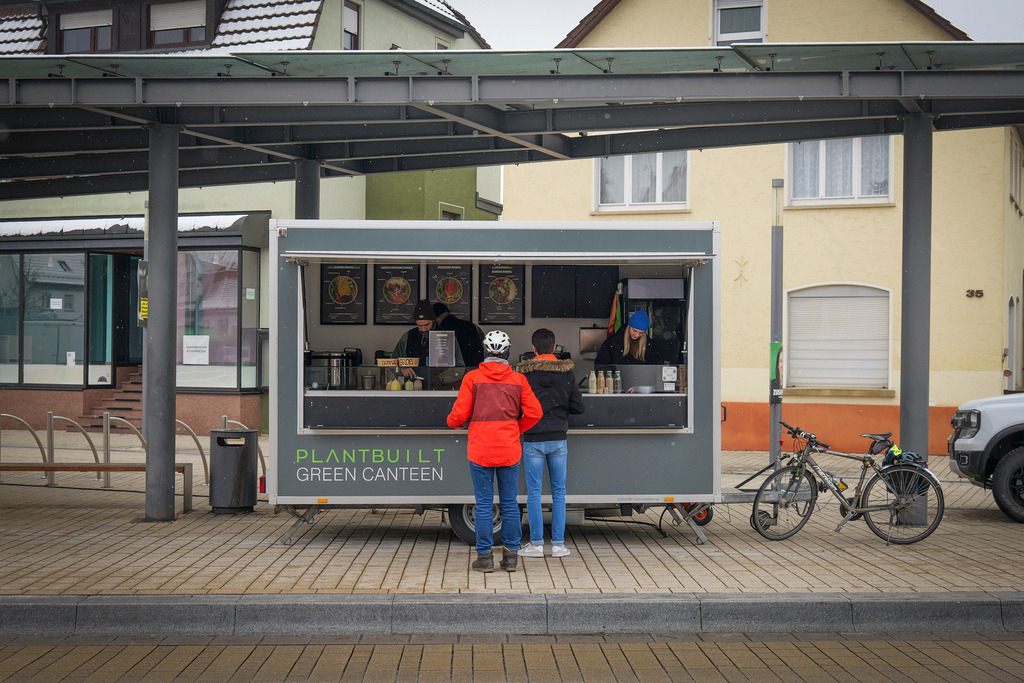 Plantbuilt Greencanteen | Renningen - Aus ihrem Foodtruck "Plantbuilt Greencanteen" verkaufen Carmelo Cottitto und Felix Buhnar vegane Bowls in Renningen und Weil der Stadt. Auch ohne Marketing ist das Konzept sehr erfolgreich. Daher bieten sie ihre pflanzenbasierten Kreationen nun auch an zwei Tagen in der Woche in Stuttgart an. - Realisiert mit Pictrs.com