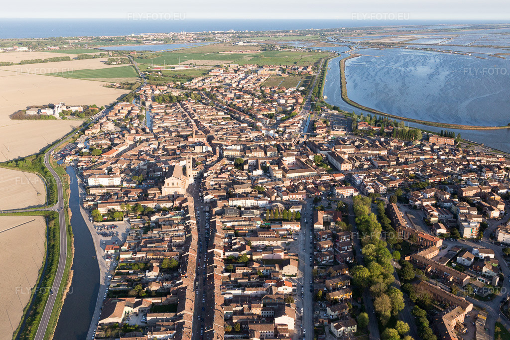 Vue aérienne: Vue de la ville à Comacchio dans le département Ferrara, Italie. Photo: IMG_098674.jpg prise le 06/04/2017 par Werner Riehm/FLY-FOTO.euRésolution de l'original: 5472 x 3648 px