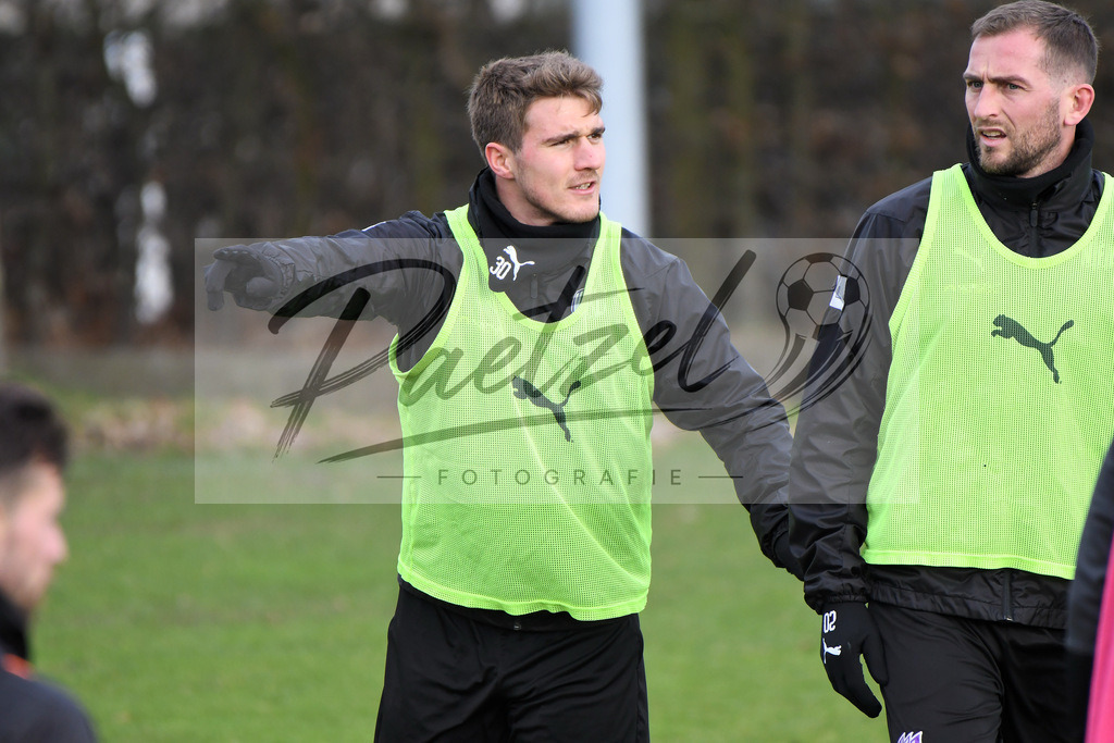 20200130_TRAOSN_0014 | Fußball, Herren: Benjamin Girth (VfL Osnabrueck) gestikuliert waehrend der Trainingseinheit des VfL Osnabrueck im Sportpark Illoshoehe am 30.01.2020 in Osnabrueck, Deutschland. - Realisiert mit Pictrs.com