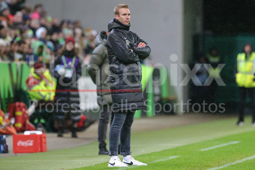 Fussball, DFB-Pokal Frauen, VfL Wolfsburg - SV Werder Bremen | v.li.: Tommy Stroot (Trainer, Cheftrainer, VfL Wolfsburg), DIE DFB-RICHTLINIEN UNTERSAGEN JEGLICHE NUTZUNG VON FOTOS ALS SEQUENZBILDER UND/ODER VIDEOÄHNLICHE FOTOSTRECKEN. DFB REGULATIONS PROHIBIT ANY USE OF PHOTOGRAPHS AS IMAGE SEQUENCES AND/OR QUASI-VIDEO.