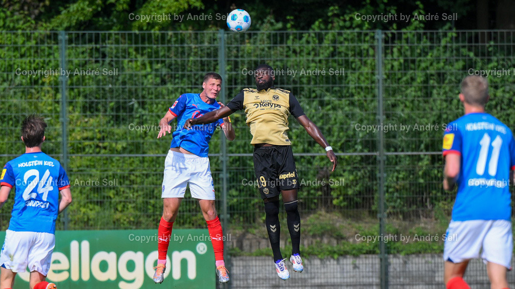 Holstein Kiel vs AS Saint-Etienne | Patrick Erras (Kiel #4) / Ibrahim Sissoko (Etienne #9)Testspiel: Holstein Kiel vs AS Saint-Etienne / Citti Fussball Park - Projensdorf / Kiel / 10.08.24 - Realisiert mit Pictrs.com