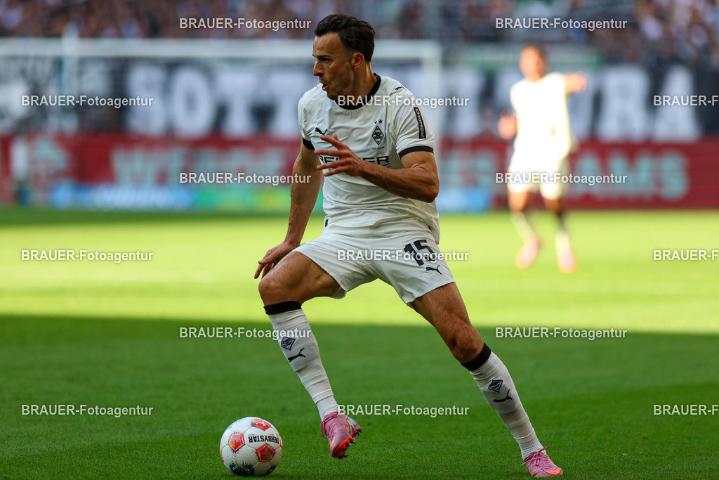 Borussia Mönchengladbach vs Hamburger SV - Bundesliga  | Mönchengladbach, Deutschland, 24.08.25:   Haris Tabakovic (Borussia Mönchengladbach) in Aktion am Ball, Einzelaktion waehrend des Spiels der Bundesliga zwischen Borussia Mönchengladbach vs Hamburger SV im Stadion im Borussia Park(Foto von Brauer-Fotoagentur / Adrian Schlueter)