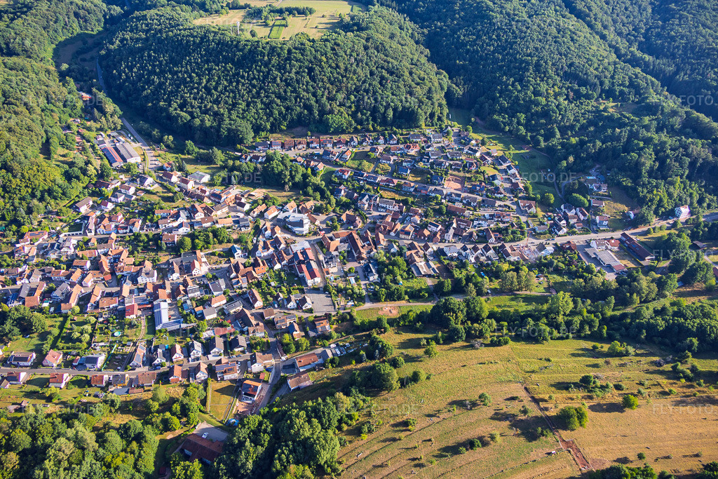 Luftbild: Ortsansicht aus Süden in Silz im Bundesland Rheinland-Pfalz in Deutschland.Foto: IMG_158072.jpg vom 22.07.2026 durch Werner Riehm/FLY-FOTO.deAuflösung des Originals: 5885 x 3923 px