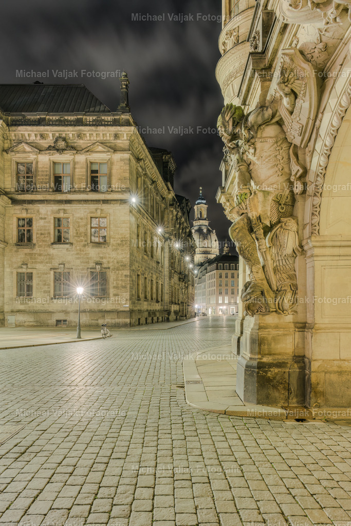 Augustusstraße in Dresden bei Nacht | Blick vom Georgentor entlang der Augustusstraße zur Frauenkirche. - Realisiert mit Pictrs.com