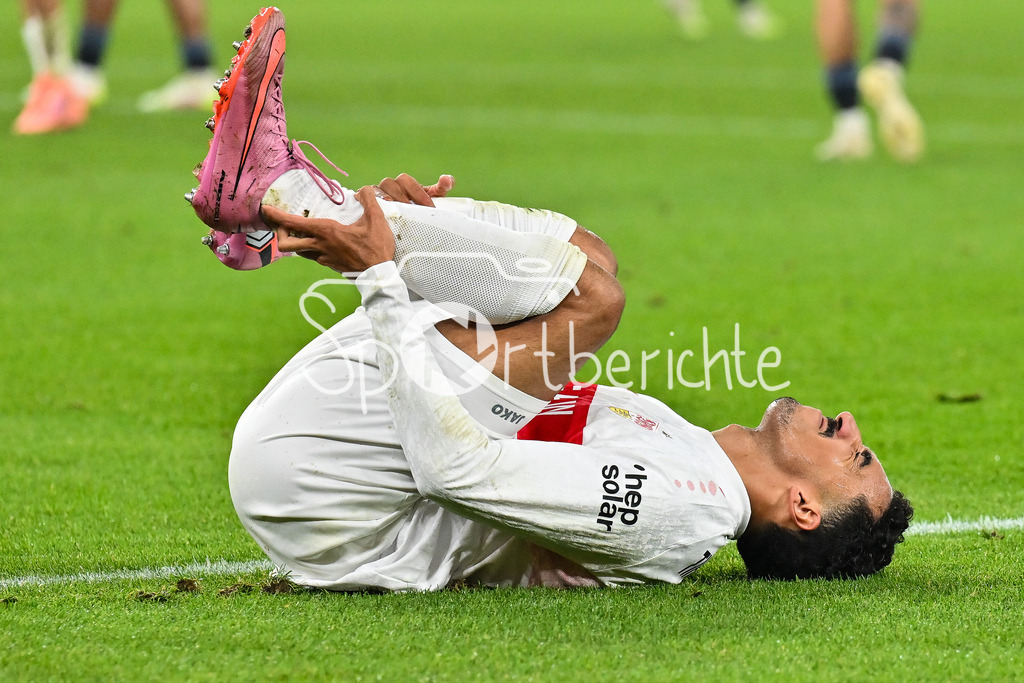 VfB Stuttgart - Feyenoord Rotterdam | STUTTGART, DEUTSCHLAND - 6. NOVEMBER: der am Bein getroffene Tiago TOMAS (VfB Stuttgart 8) liegt mit schmerzverzehrtem Gesicht am Boden beim Ligaspiel zwischen dem VfB Stuttgart und Feyenoord Rotterdam am 4. Spieltag der Europa League in der MHP-Arena am 06.11.2025