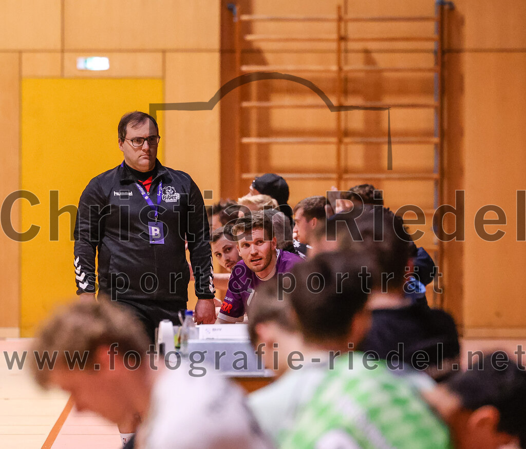2025-03-15_073_SpVgg_Altenerding_gegen_TSV_Schleissheim | Erding, Deutschland, 15.03.2025:Handball, Bezirksoberliga Männer 2024 / 2025, 18. Spieltag, SpVgg Altenerding gegen TSV Schleißheim, Endergebnis: 32:27Trainer Simon Klawe (SpVgg Altenerding)Foto: Christian Riedel / fotografie-riedel.net