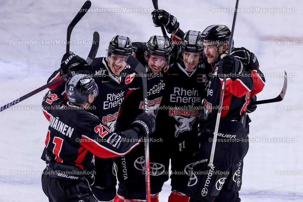 KEC28012501063 | 28.01.2025, Eishockey, DEL, Kölner Haie - EHC Red Bull München, Spieltag 41, Lanxess-Arena Köln: Adam Almquist (Kölner Haie #53) trifft 11 Sekunden vor Abpfiff zum 2:2 Ausgleich. Die Mannschaft steht jubelnd auf dem Eis. Zusammen mit Juhani Tyrväinen (Kölner Haie #21), Louis-Marc Aubry (Kölner Haie #15), Alexandre Grenier (Kölner Haie #82), Gregor MacLeod (Kölner Haie #89), Justin Schütz (Kölner Haie #10)