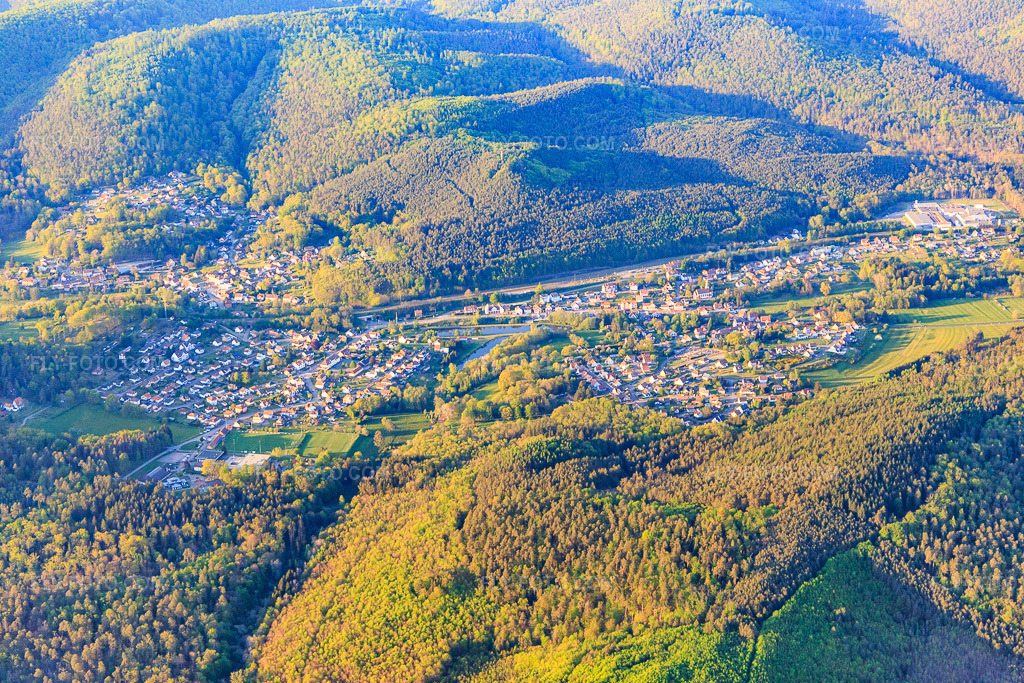 Aerial view: View of a town in the Northern Vosges Mountains from the south in Wingen-sur-Moder in the state Bas-Rhin, France. – Photo: IMG_145831.jpg taken on 04/30/2025 by Werner Riehm/FLY-FOTO.com – Resolution of the original: 5472 x 3648 px